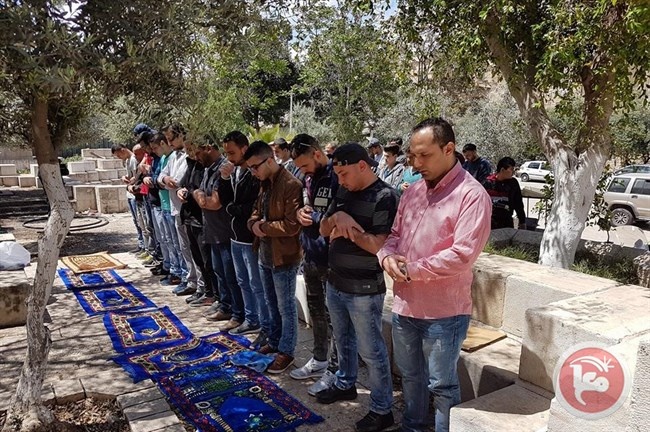 مبعدون عن الأقصى يؤدون صلاة الجمعة على أبوابه وتوتر في المسجد
