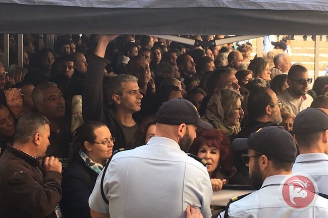 شاهد- الاحتلال يعتدي على المسيحيين المحتفلين في &quot;سبت النور&quot; ب القدس 