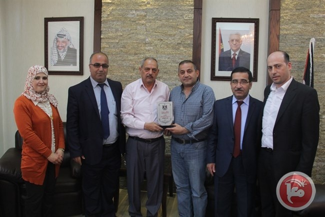 تربية الخليل تكرم رئيس بلدية الخليل
