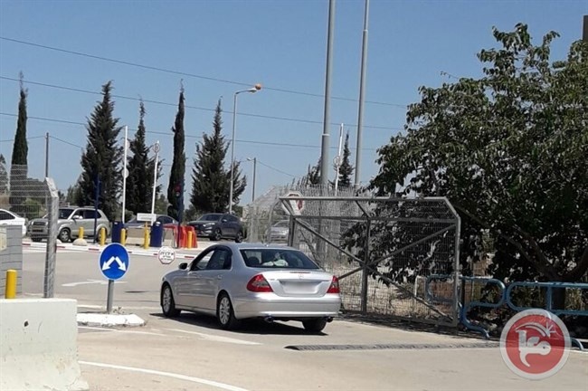 رجال أعمال فلسطينيون يدخلون إسرائيل بسيارتهم