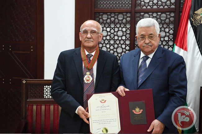 الرئيس يقلد عالم الذرة الفلسطيني منير نايفة نجمة الاستحقاق