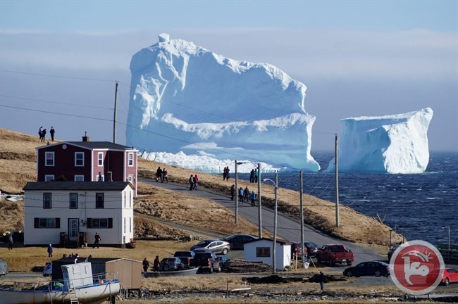 بالصور- جبال جليدية تغزوا سواحل كندا