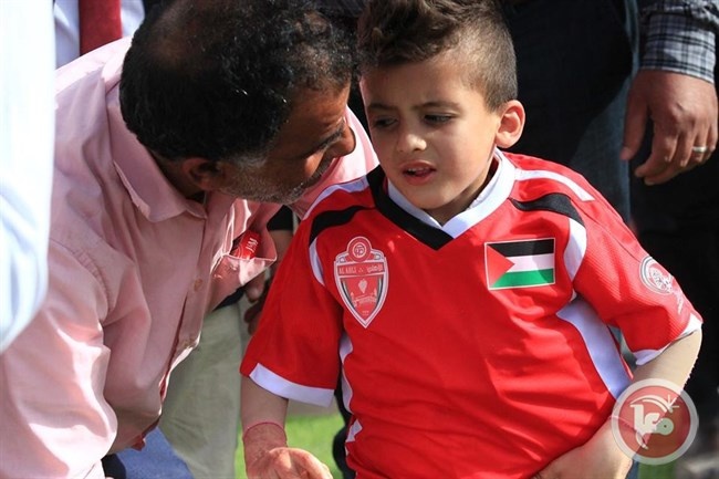 أهلي الخليل يهدي قميصه الرسمي للطفل دوابشة في يوم اليتيم