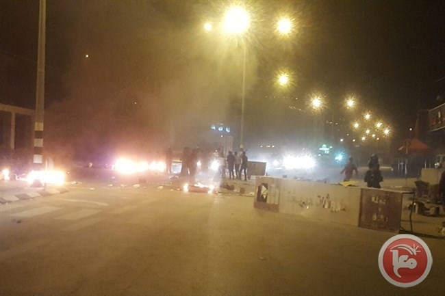 مواطنون يغلقون الشارع الرئيسي نابلس- طولكرم