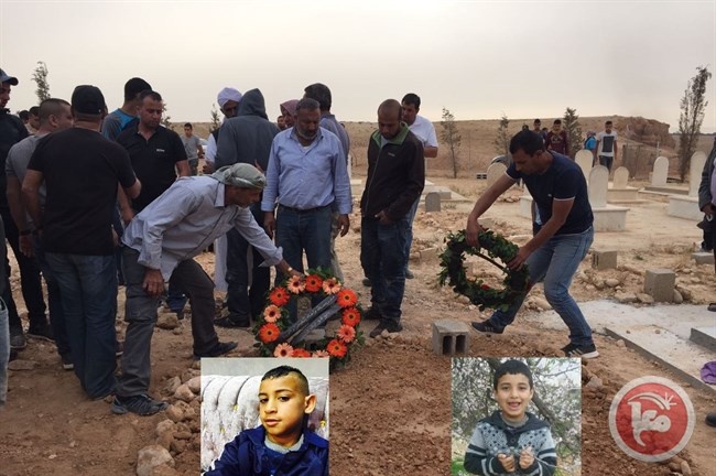 النقب- جماهير غفيرة تشيّع الطفلين شهيدي مخلفات الجيش الاسرائيلي