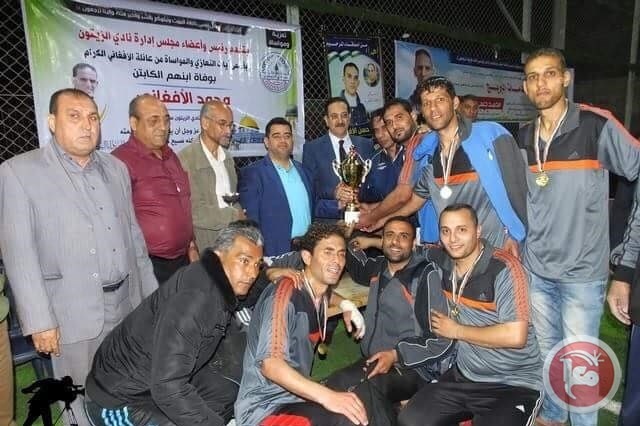 قدامى غزة يهدون كأس المرحوم محمد الأفغاني لعائلته