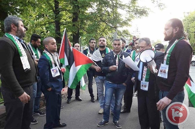 وقفة تضامنية مع اﻻسرى في كييف