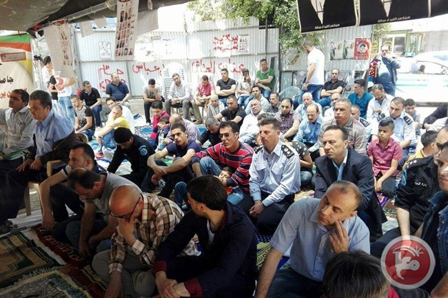 العشرات يؤدون الجمعة داخل خيمة الاعتصام في سلفيت