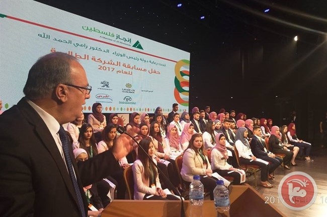 الشاعر يشارك في حفل الشركة الطلابية لمؤسسة انجاز فلسطين