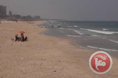 شاطئ بلا مصطافين بسبب تعطل محطات مياه الصرف الصحي