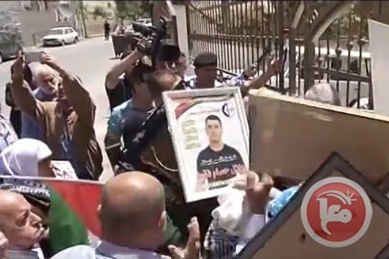 نابلس متضامنون يتهمون الصليب الاحمر بالانحياز لاسرائيل