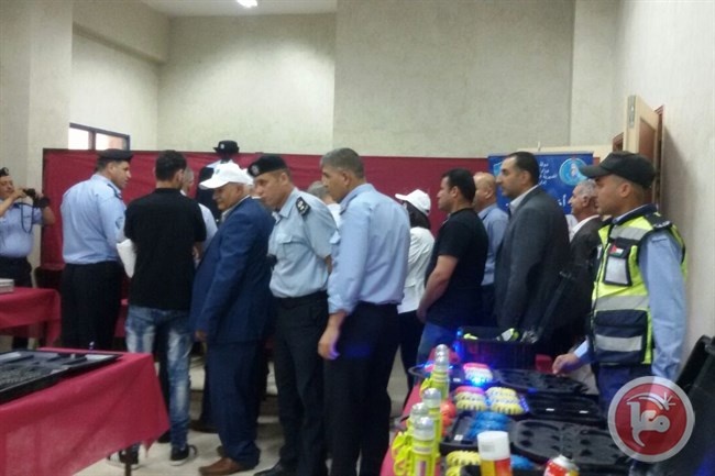 شرطة مرور في نابلس تنظم معرضا تحت شعار &quot;رجل المرور منكم ولخدمتكم&quot;