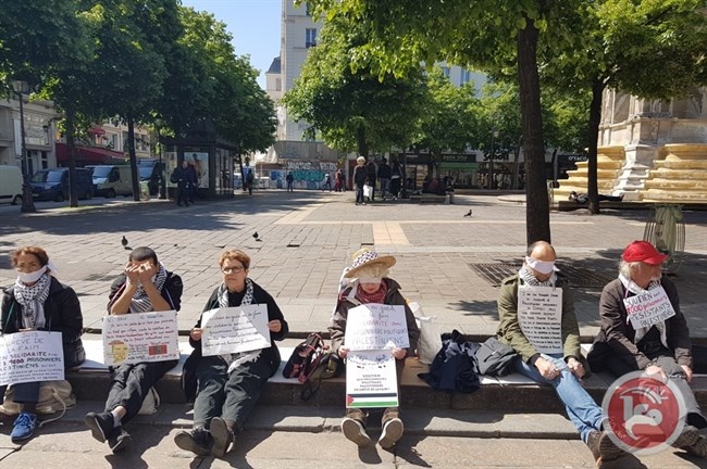 تضامناً مع الاسرى- ناشطون فرنسيون يضربون عن الطعام