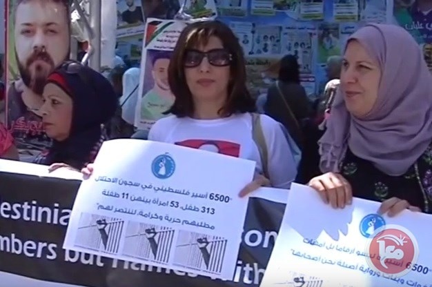 متضامنون يسلمون ممثل الأمم المتحدة مذكرة تطالب بالتدخل لإنقاذ الاسرى