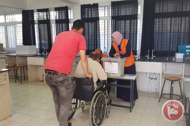 غزة تتابع عملية الاقتراع في الضفة دون مشاركة