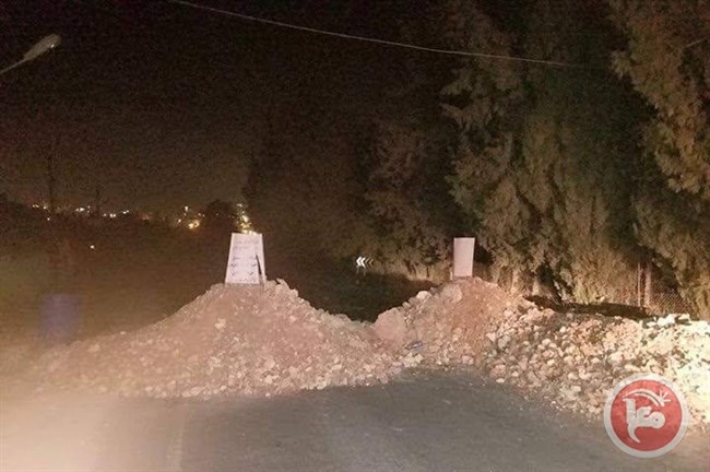 شبان يغلقون مداخل رام الله بالسواتر الترابية
