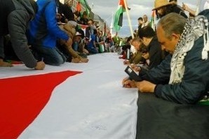 رفع أطول علم فلسطيني أمام بوابة برلين