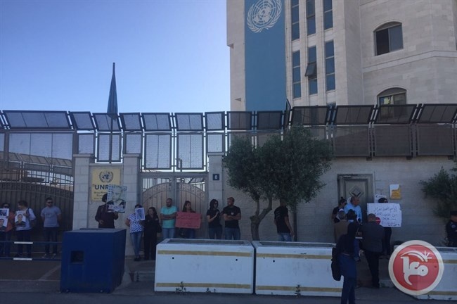 رام الله- متظاهرون يغلقون مقر الأمم المتحدة