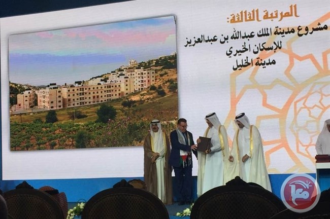 بلدية الخليل تتسلم جائزة الانجاز المعماري للمدن العربية