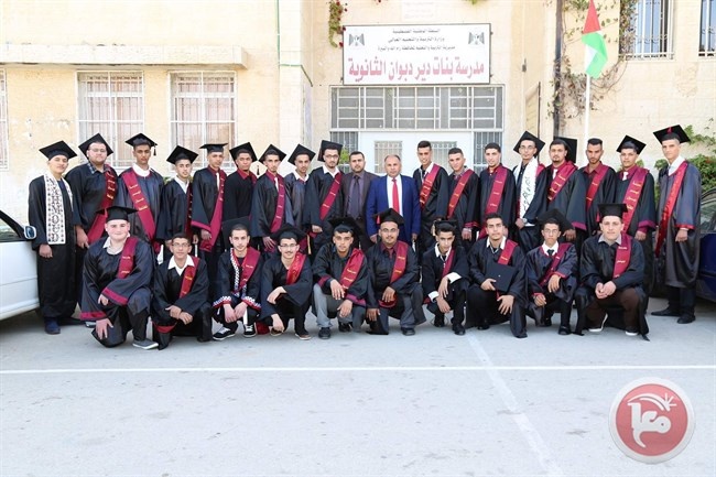 الاحتفال بتخريج طلبة الثانوية العامة بمدرسة دير دبوان