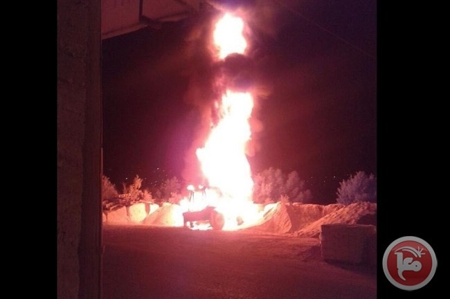 &lt;div&gt;صورة وتعليق: &lt;/div&gt;مستوطنون يحرقون جرارا زراعيا ويخطون شعارات في بورين