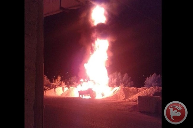 مستوطنون يحرقون جرارا زراعيا ويخطون شعارات في بورين