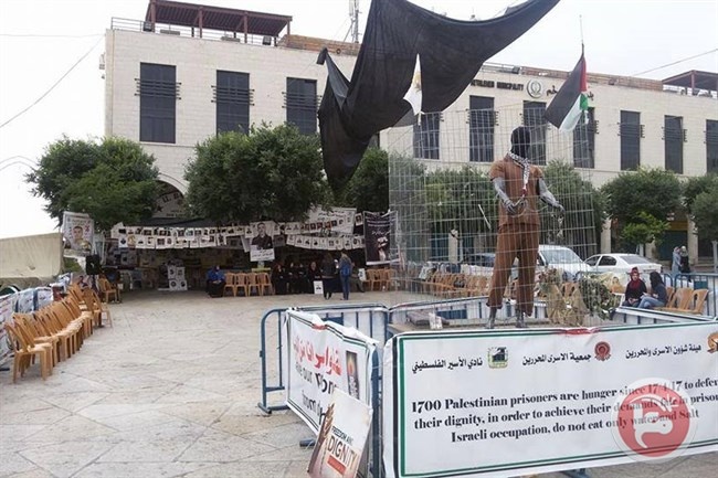 مجسم اسير في ساحة المهد قبيل زيارة ترامب