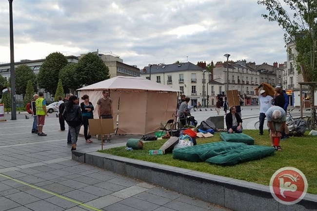 &lt;div&gt;صورة وتعليق: &lt;/div&gt;متضامنون فرنسيون يضربون عن الطعام تضامنا مع الاسرى