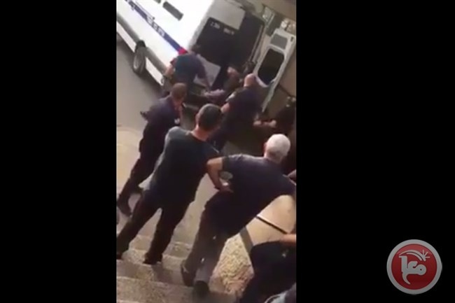 فيديو يظهر عملية نقل أسرى مضربين للمستشفيات