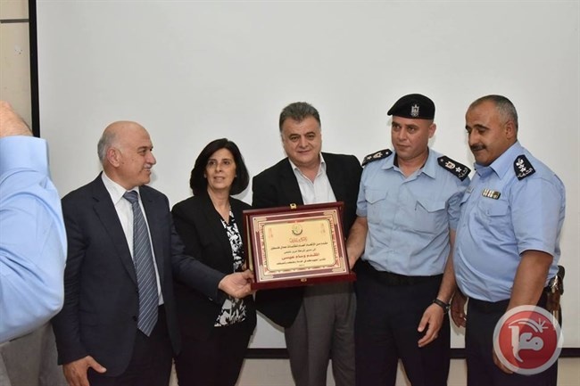 الاتحاد العام لنقابات عمال فلسطين يكرم رجال الاطفاء والشرطة بنابلس