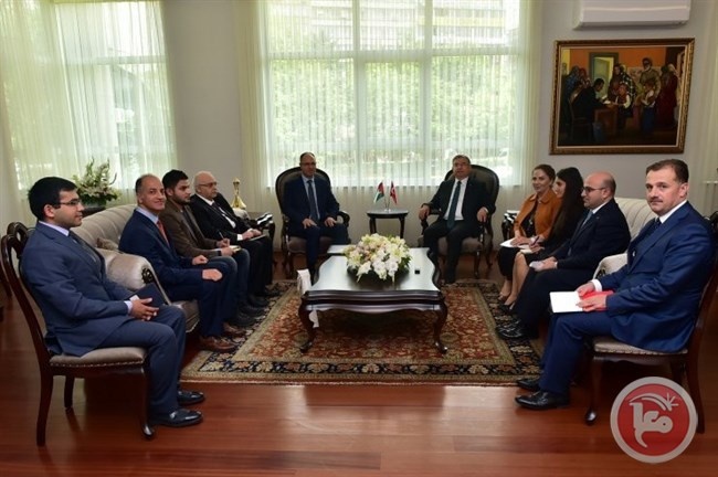 السفير مصطفى يجتمع بوزير التعليم التركي ويبحث التعاون معه