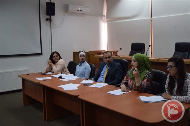 كليتا الحقوق والإدارة العامة ببيرزيت تكرم عددا من طلبتها