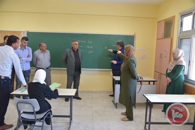 رئيس بلدية يطا ومدير التربية يتفقدان قاعات &quot;التوجيهي&quot;