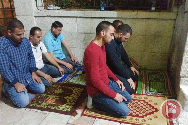 مقدسيون حرموا من الصلاة بالاقصى فصمدوا على عتباته