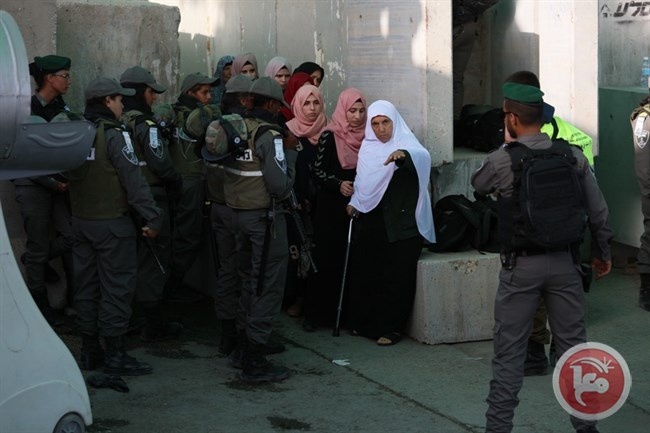 عشرات الالاف يزحفون للقدس لاداء صلاة الجمعة بالاقصى