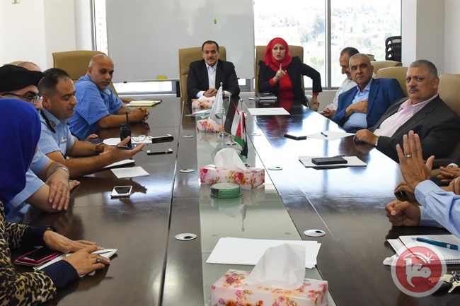 بلدية البيرة والشرطة تتفقان على انهاء التعديات في سوق الخضار