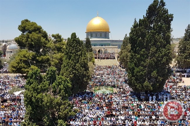صور وفيديو- 300 الف مصل يؤدون صلاة الجمعة الثالثة بالاقصى
