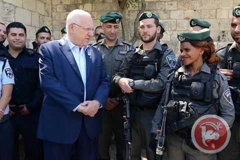 رئيس إسرائيل يتجول في موقع عملية باب العامود