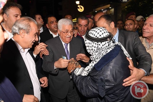 &lt;div&gt;صورة وتعليق: &lt;/div&gt;الرئيس يقوم بجولة تفقدية للاسواق والمواطنين وسط رام الله