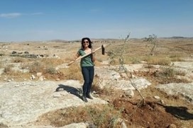 &lt;div&gt;صورة وتعليق: &lt;/div&gt;الكاتبة ربنيان تغرس اشتال الزيتون تضامنا مع سكان سوسيا