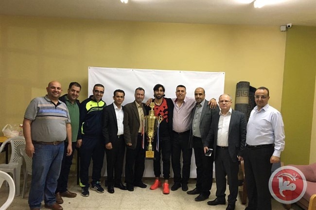المدافع محمد صالح يجدد عقده مع أهلي الخليل