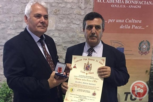 رئيس بلدية بيت لحم يتلقى جائزة السلام والثقافة الدولية من ايطاليا