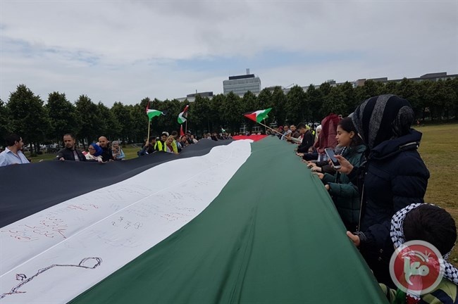 صور- رفع اكبر علم فلسطيني في اوروبا
