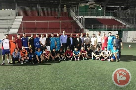 رئيس بلديه حلحول يتفقد تدريبات فريق كرة القدم في النادي