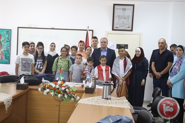 الوزير الشاعر يستقبل وفد أطفال فلسطين لسلطنة عمان