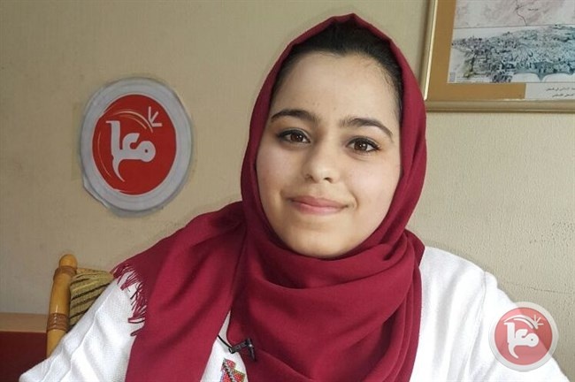الأولى على القطاع.. فنانة تشكيلية
