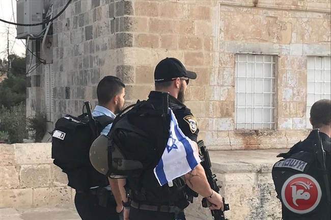 صور- شرطي يقتحم الاقصى رافعا العلم الإسرائيلي