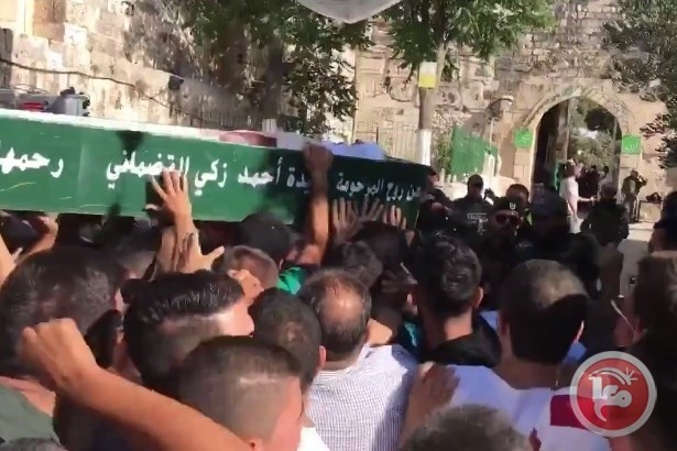 شاهد- ضرب وركل مشيعي جنازة حاولت دخول الأقصى