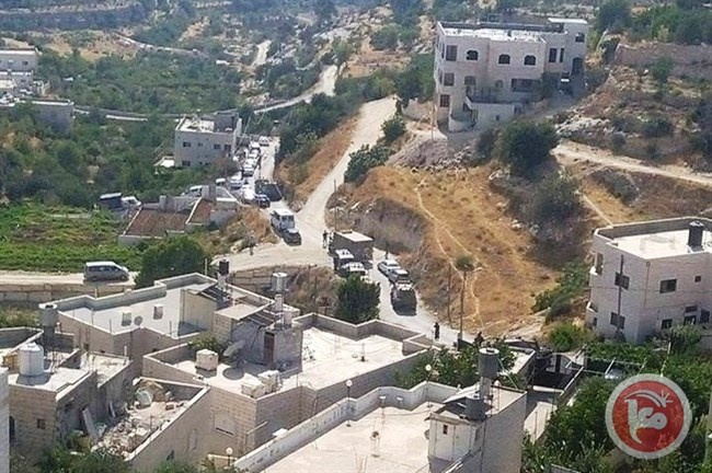 طرد الصحافيين- الاحتلال يقتحم منزل منفذ عملية الخليل