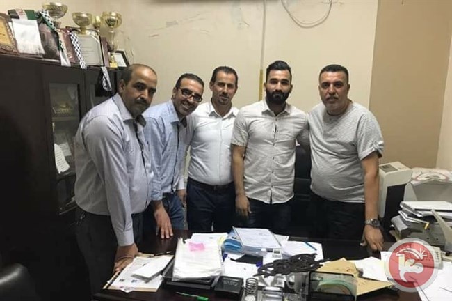 اهلي الخليل يضم عائد شيوخي